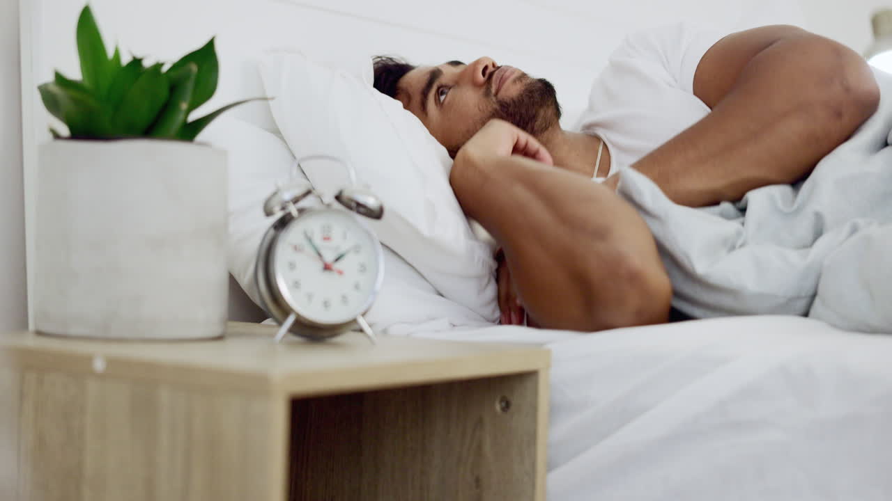 estrés, insomnio y el hombre en el dormitorio