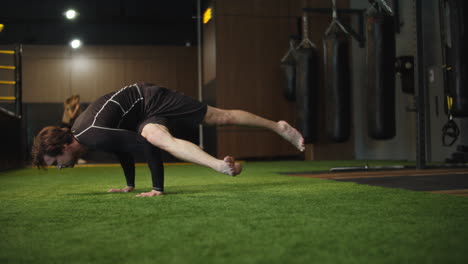 Hombre-De-Fitness-Enfocado-Haciendo-Estiramientos-En-El-Gimnasio.-Hombre-Deportista-Haciendo-Ejercicio-En-El-Gimnasio