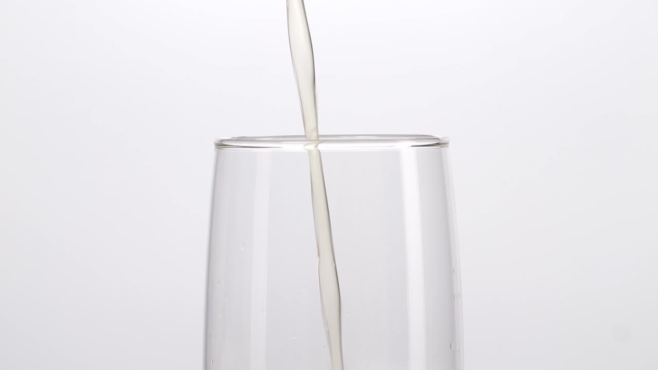 La bière est versée dans un verre