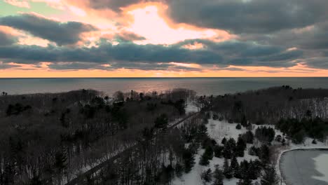 Ein-Sturm-Mit-Schweren-Wolken-In-Der-Abenddämmerung