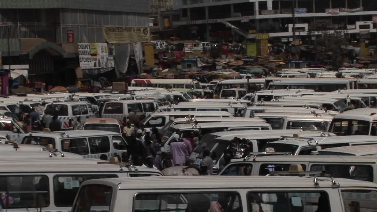 lapso de tiempo de tiro medio de pasajeros de minibús caminando afanosamente a través de un depósito lleno de gente en kampala uganda