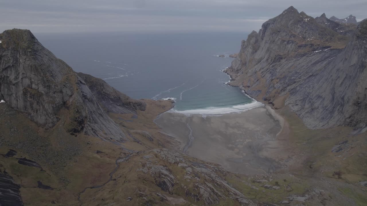 vista aérea de drones con vistas a la playa de bunes, en la oscuridad, nublado, lofoten, noruega