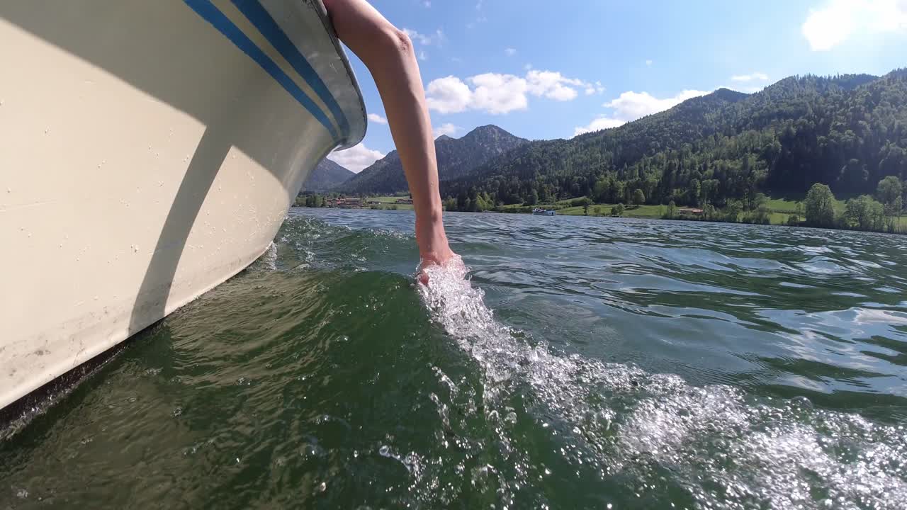 lago schliersee en baviera munich este hermoso lago fue grabado usando dji osmo action en 4k verano 2020 tocando agua desde el barco
