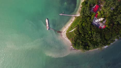 Spiralförmig-Eine-Tropische-Insel-Mit-Einem-Leuchtturm-Hinauffliegen