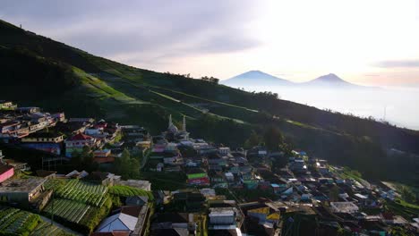 Luftaufnahme-Des-Schönen-Butuh-dorfes-Mit-Moschee-Auf-Dem-Berg-Sumbing,-Indonesien-Während-Des-Sonnenuntergangs