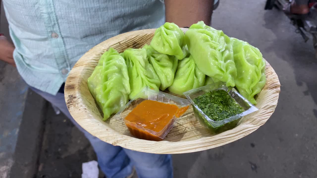 momos de pollo verde al vapor llamados gondhoraj momo expuestos a la venta en leon's, kolkata