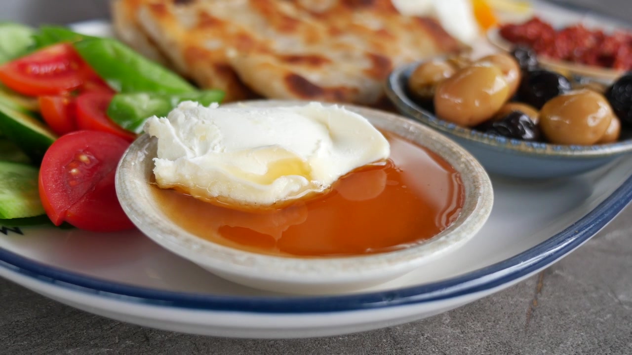 Piring Sarapan Tradisional Turki dengan Madu dan Krim