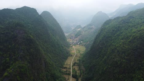 Long-winding-road,-mountainous-landscape,-the-entrance-to-the-Dong-Van-Plateau