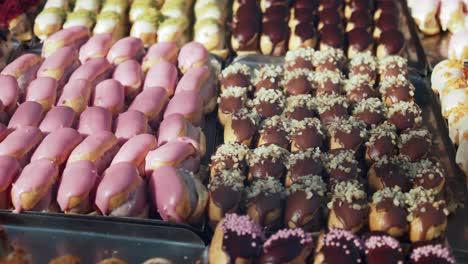 variedad de deliciosos eclairs