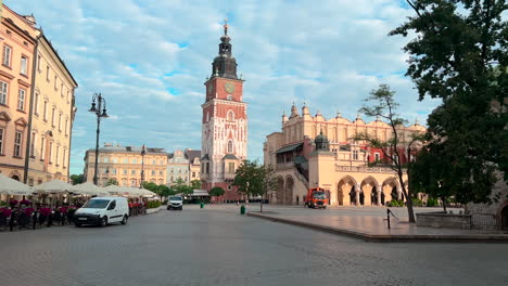 La-Plaza-Principal-De-Cracovia-Temprano-En-La-Mañana-Vacía-De-Multitudes-De-Turistas