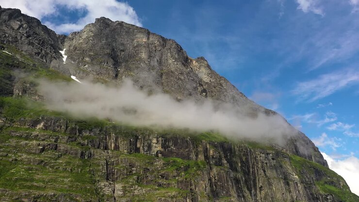 Berglandschaft mit Wolken von oben. Norwegens wunderschöne Natur.