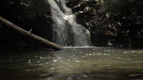 Hermosa-Laguna-Aislada-Con-Cascadas-De-Agua