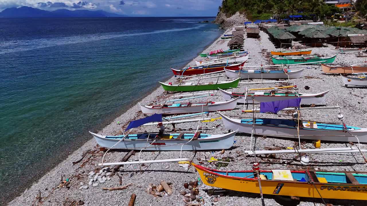 dolly aéreo zoom fuera de la playa de mabuá pebble, surigao, filipinas