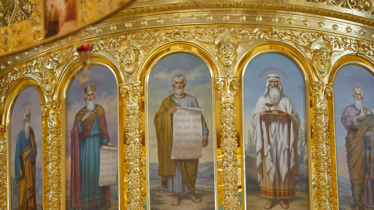 iconostasis en la iglesia en ucrania
