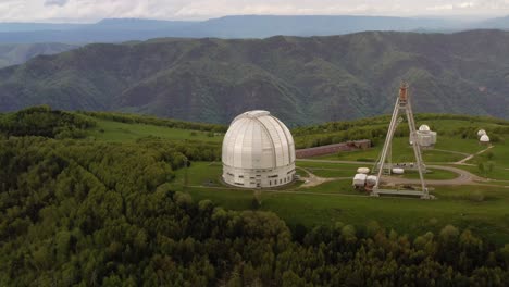 observatorio científico astrofísico especial. centro astronómico para observaciones terrestres del universo con un gran telescopio.