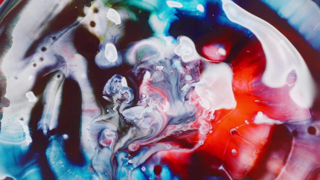 Gocce lente di inchiostro colorato, colori di pesci koi, forme organiche fluenti, sfondo con immagini retrò