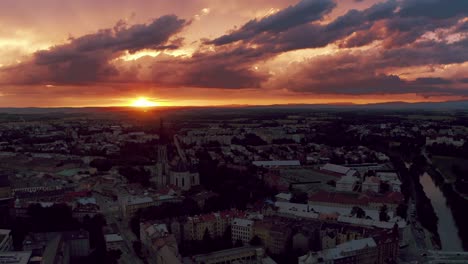 Ciudad-De-Olomouc-Al-Atardecer-Rojo,-Toma-Aérea-De-Drones