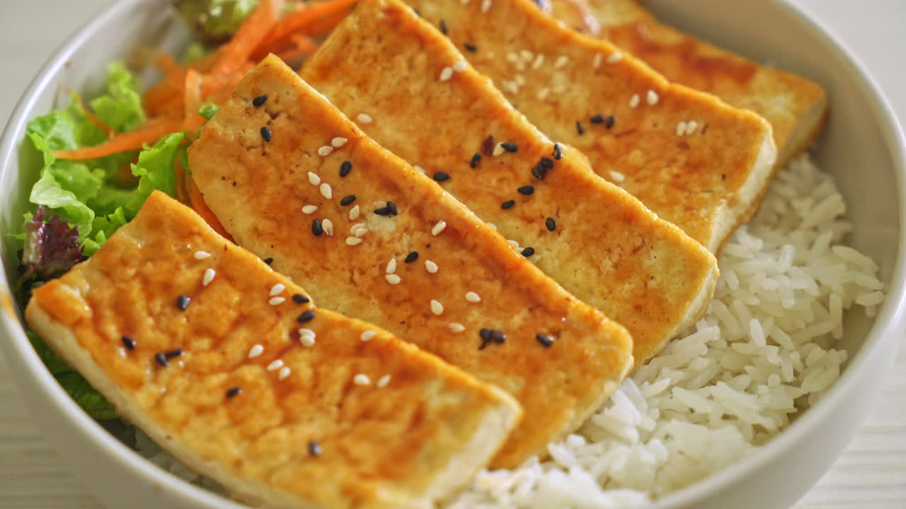 tazón de arroz con tofu teriyaki - estilo de comida vegana y vegetariana