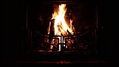 Cozy-Fireplace-in-a-dark-room-of-a-Cabin-in-Mountains