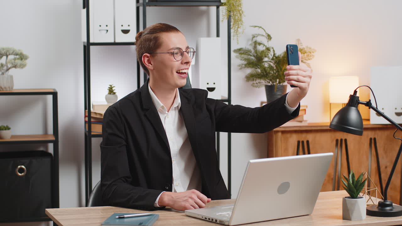 счастливый бизнесмен разговаривает через онлайн-встречу, конференц-конференцию, видеозвонок с помощью смартфона в домашнем офисе.