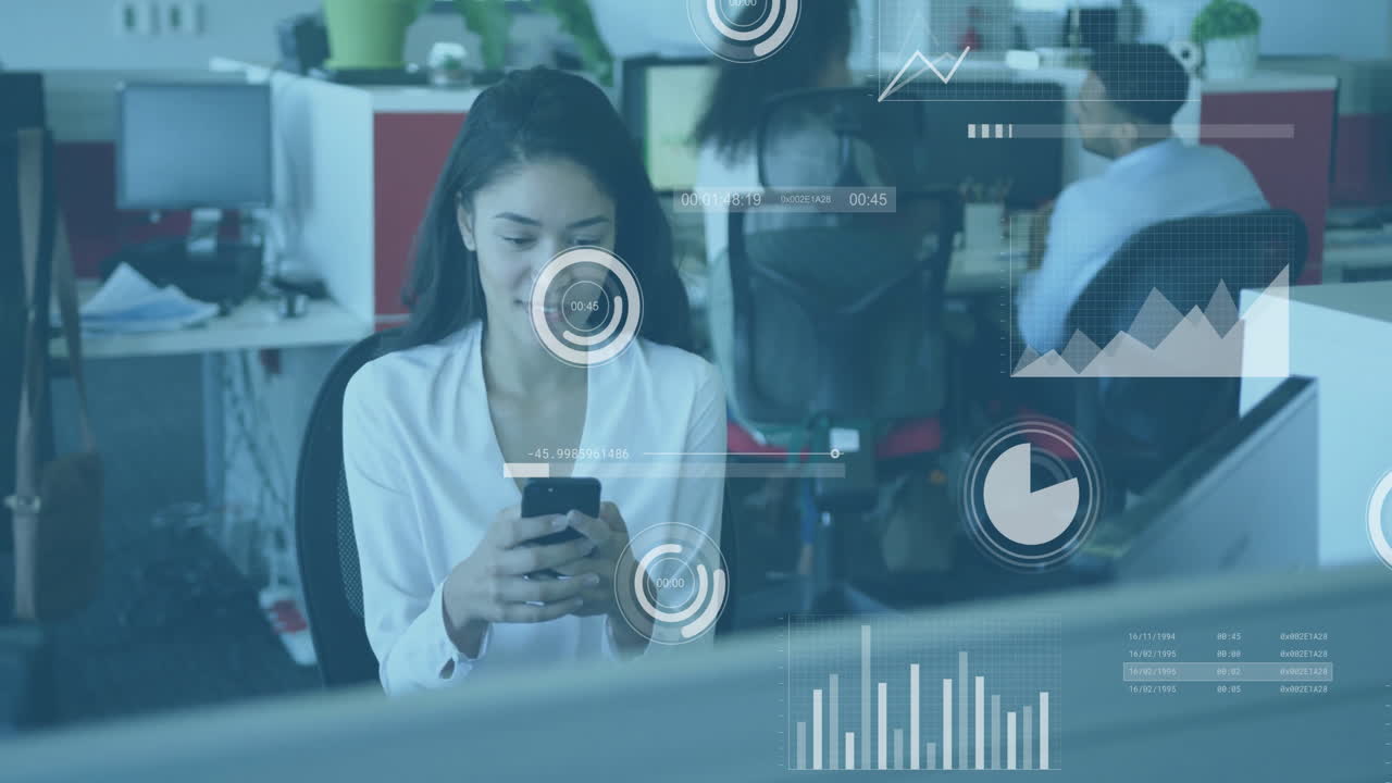 animación de procesamiento de datos y diagramas sobre mujer de negocios caucásica usando teléfono inteligente