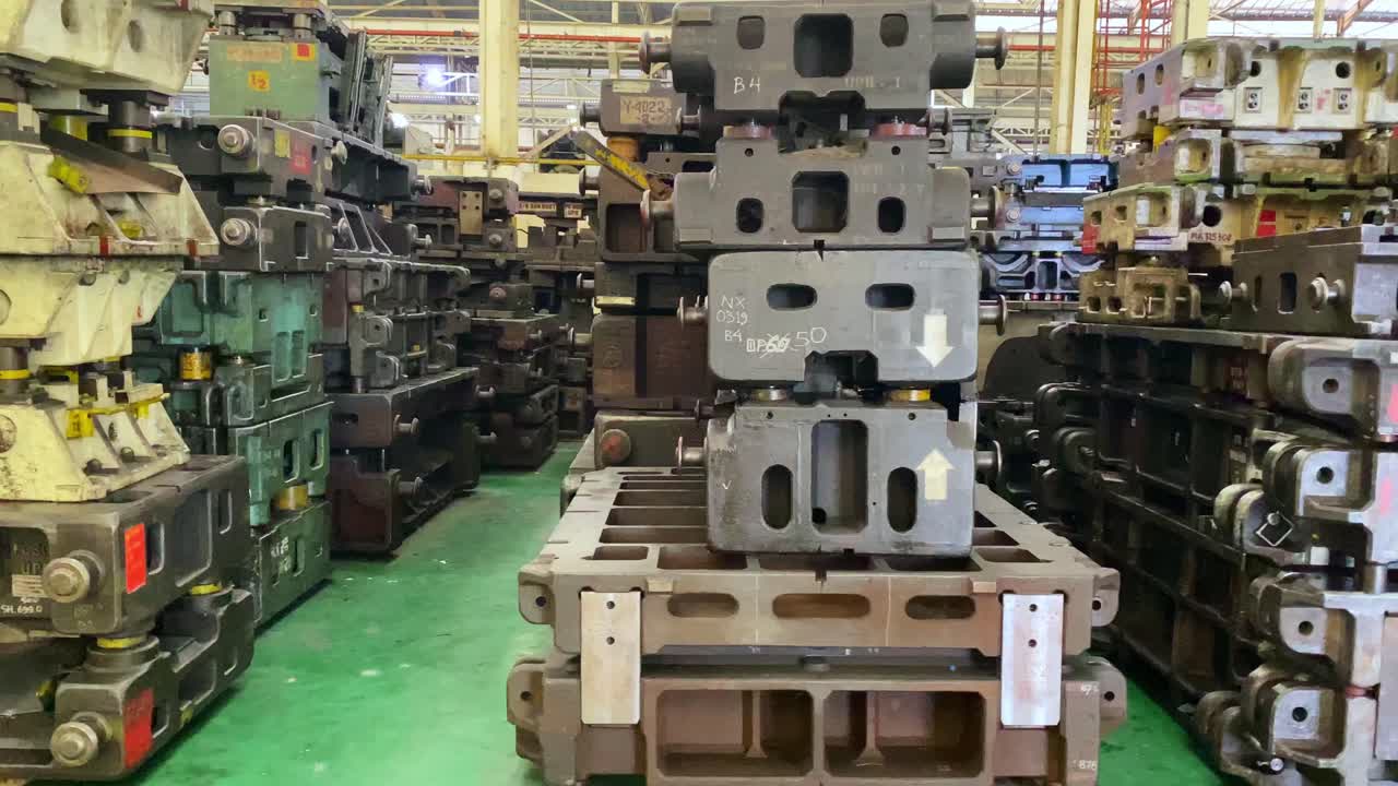 공장 창고에 금속 죽음의 스택