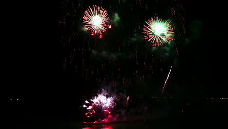 hermosa exhibición de fuegos artificiales en el fondo del cielo por la noche