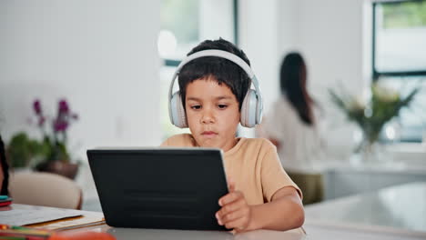 niño haciendo tareas en línea en la cocina