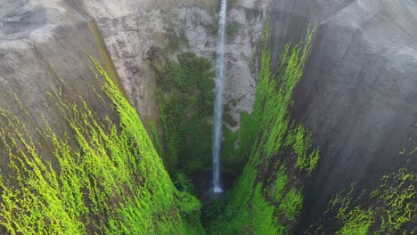 Drohnen-4K-Aufnahmen-Eines-Kleinen-Wasserfalls