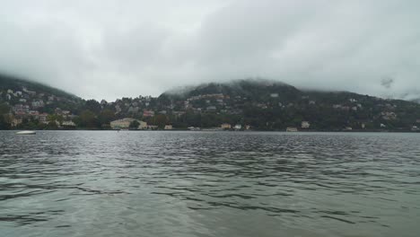 Hermosas-Y-Coloridas-Villas-Del-Pueblo-Del-Lago-De-Como-Desaparecen-En-Una-Mañana-Nublada