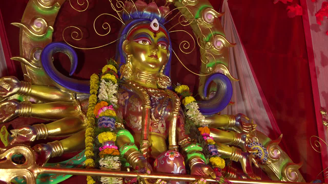el festival más grande de bengala occidental es durga puja con el ídolo de durga thakur