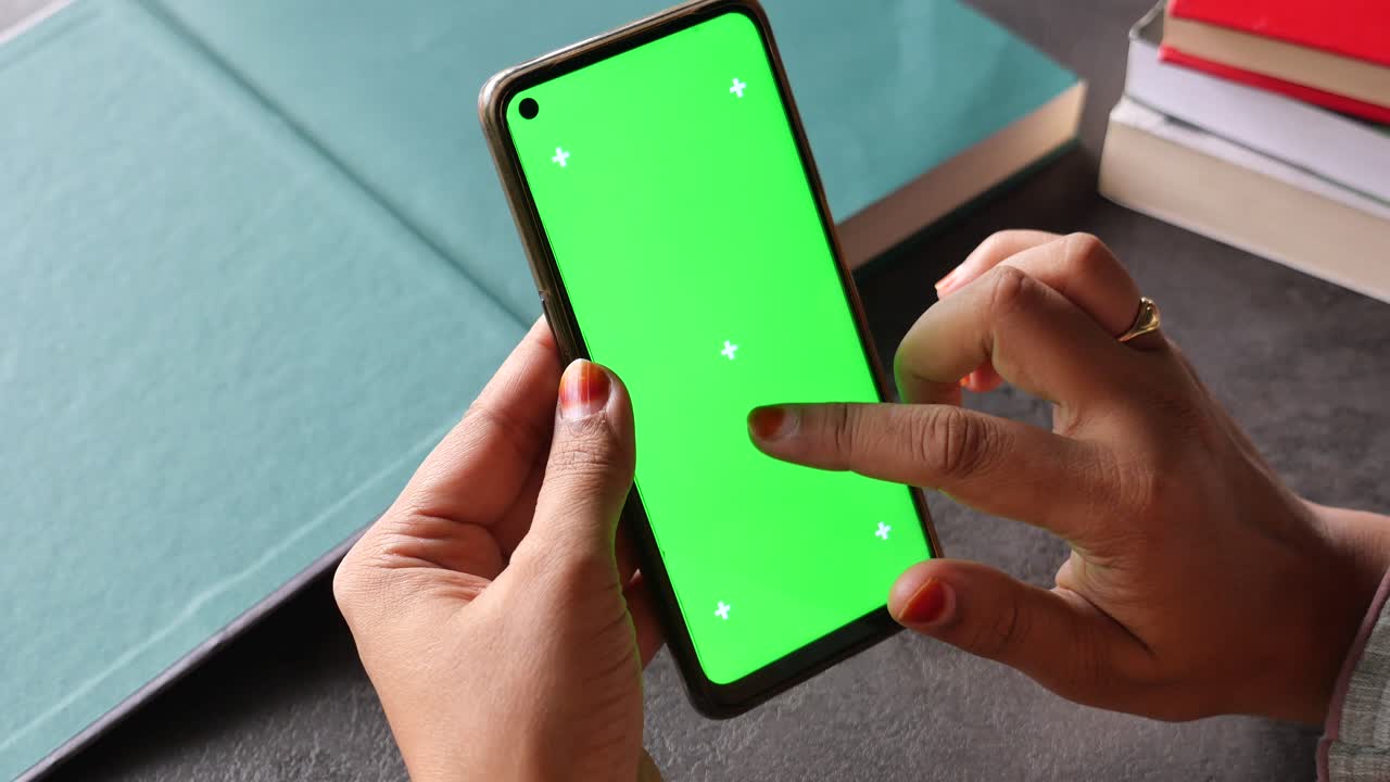 Donna che usa uno smartphone con display a schermo verde
