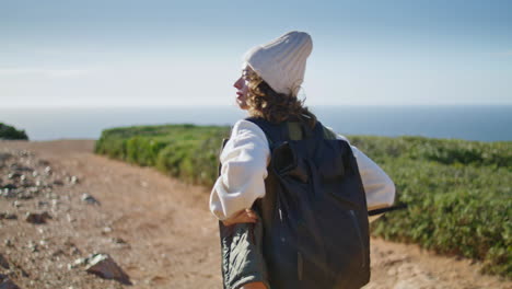 Paseo-Turístico-Por-Un-Sendero-Rocoso-En-La-Orilla-Del-Océano.-Chica-Relajada-Yendo-Con-Mochila