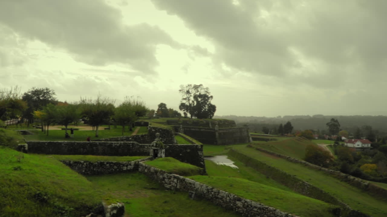 antiguos terrenos de campo de la fortaleza del castillo en un día lluvioso