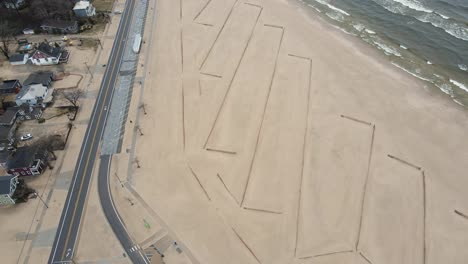 vallas de arena que dan soporte estructural en una playa de muskegon