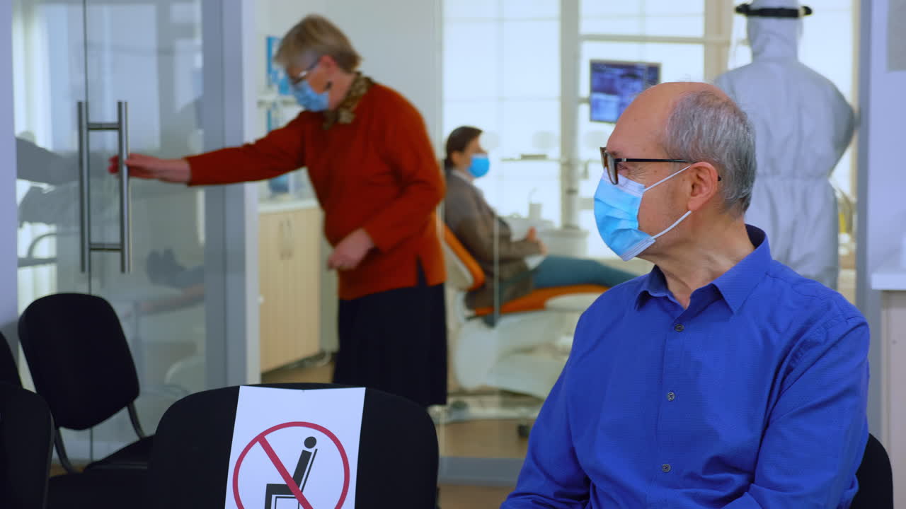 портрет пожилого пациента с защитной маской, говорящий