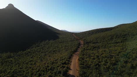 Luftaufnahme-Einer-Leeren-Unbefestigten-Straße,-Die-Durch-Berge-Im-Australischen-Outback-Schneidet