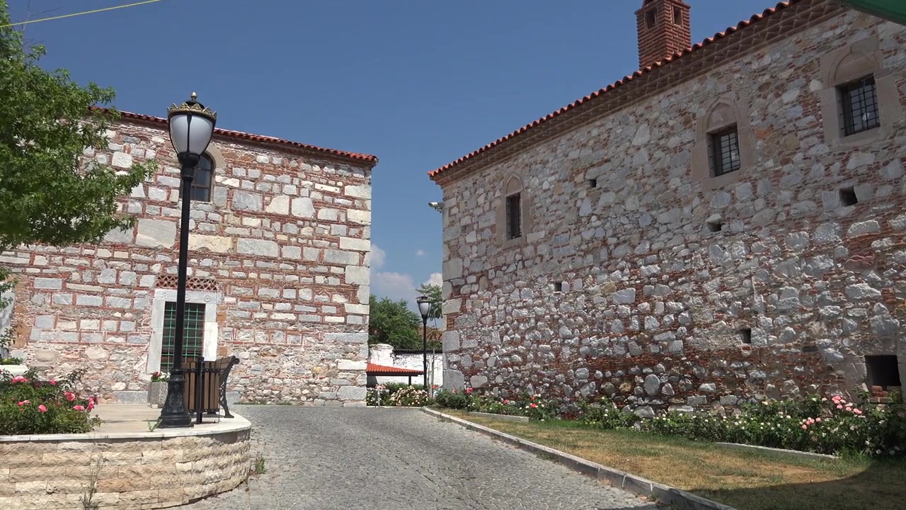 Edifici storici in pietra in un cortile tranquillo