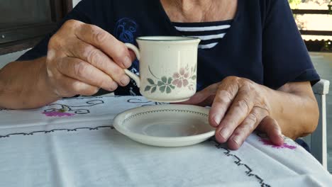 Frau-Mit-Vitiligo-An-Den-Händen,-Die-Einen-Kaffee-Trinkt