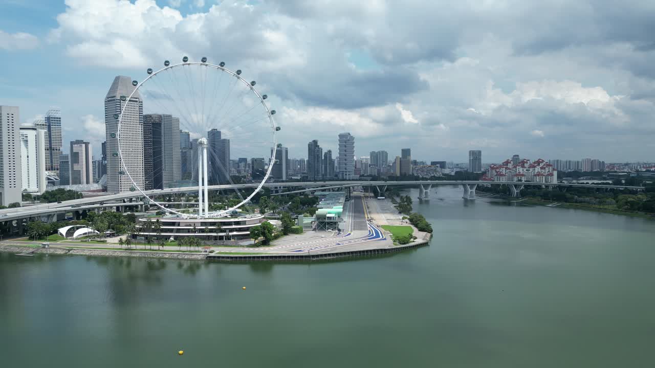 마리나 프롬네이드 (marina promenade) 와 싱가포르 플라이어 아이 (singapore flyer eye) 의 드론 촬영, 마리나 베이 (marina bay) f1 트랙 주변을 돌고 있는 카메라