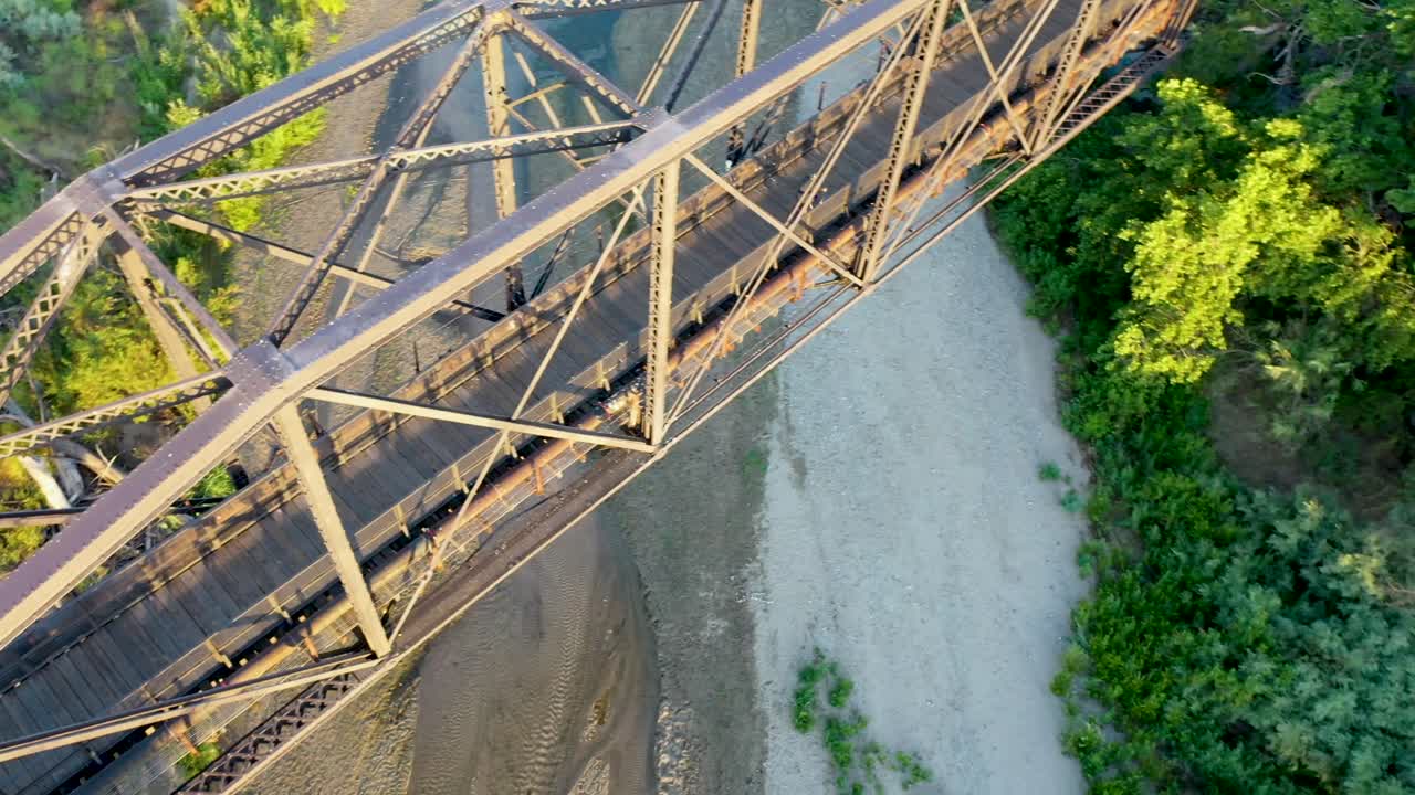 캘리포니아주 산타 클라리타의 철마 다리 트레일헤드