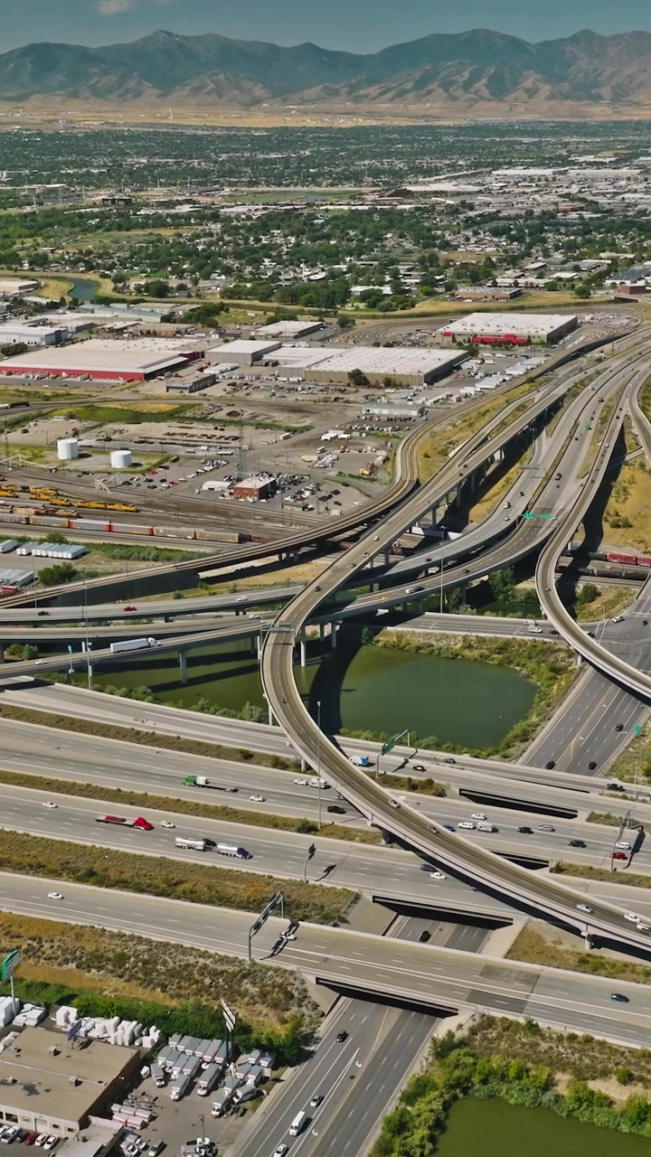 Traffico su autostrada complessa con panorama del centro città