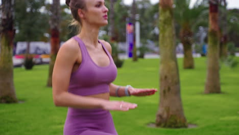 mujer corriendo en un parque