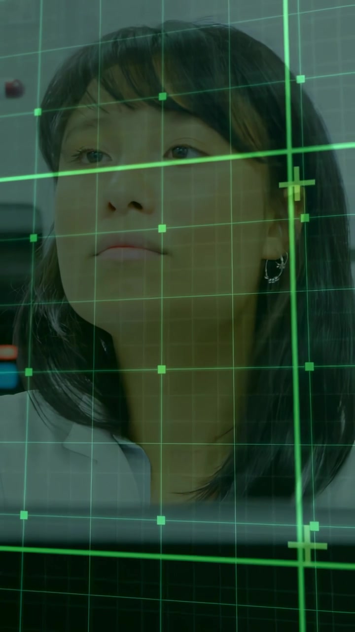 Vídeo vertical: Profissional de tecnologia no escritório lendo tela enquanto grade verde escaneia, fazendo-o levantar a cabeça para verificar dados.