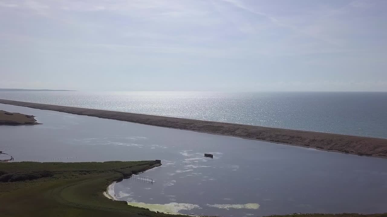 Paesaggio costiero con lago e oceano