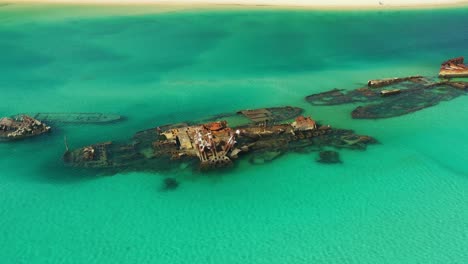 sitio de buceo en aguas cristalinas, naufragios de la isla moreton, queensland, australia, drone