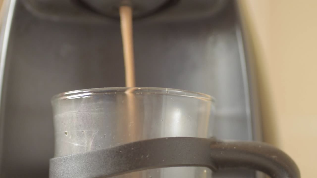 llenando una taza de cafe