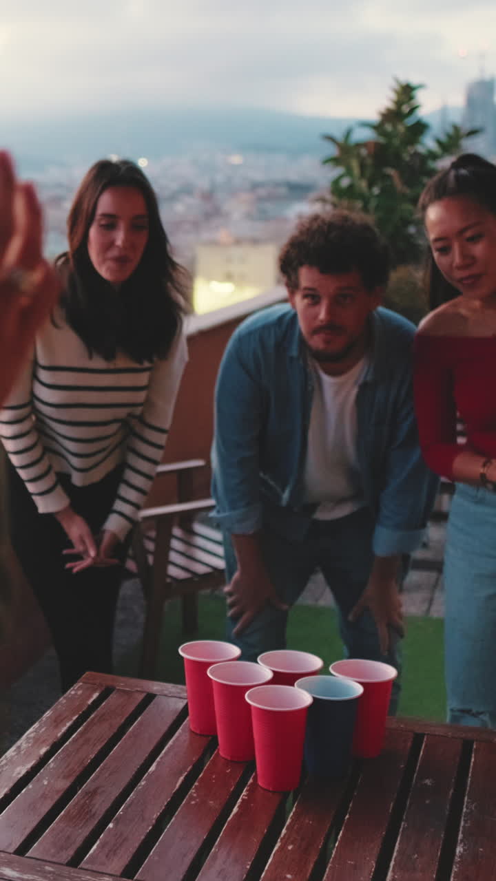Amici che giocano a beer pong su un tetto