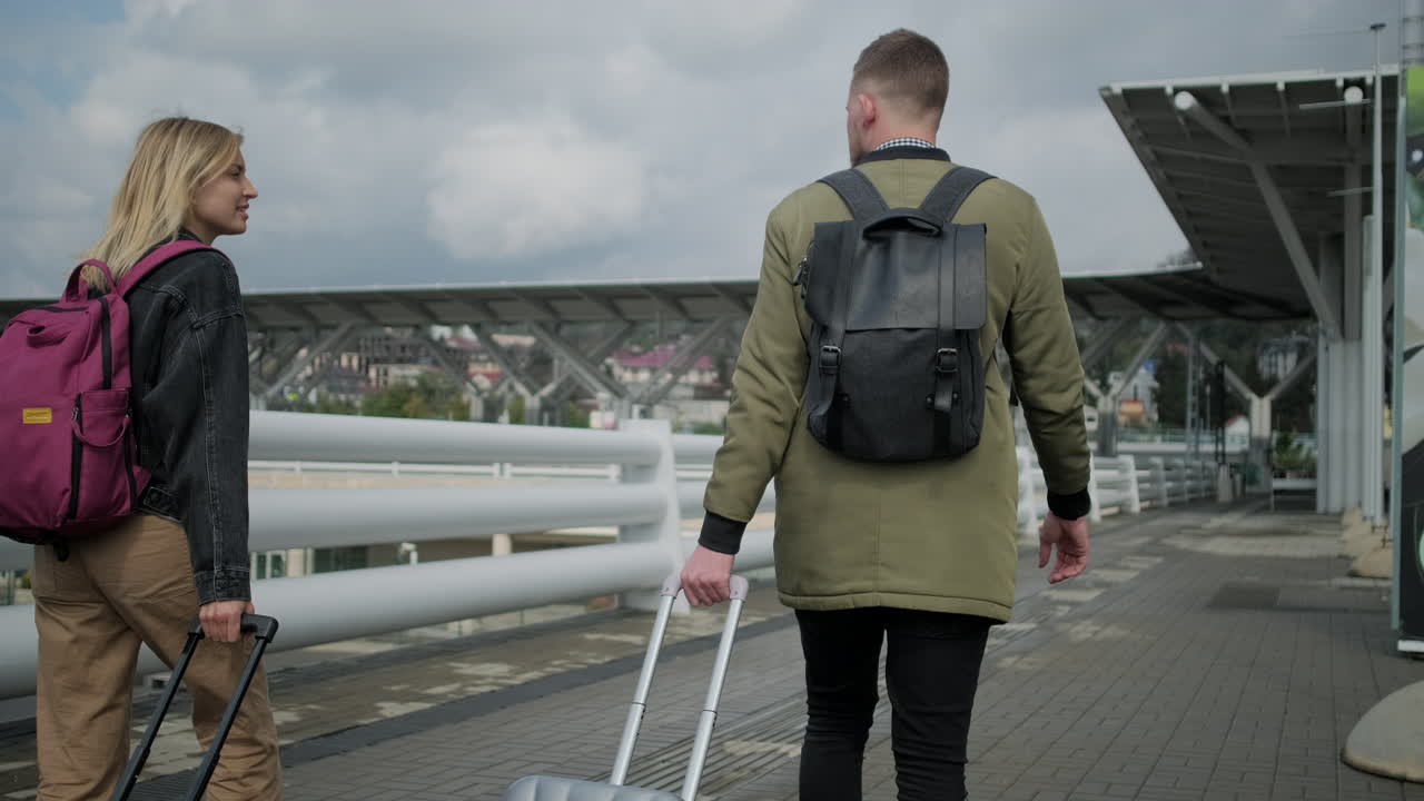 пара, путешествующая в аэропорту