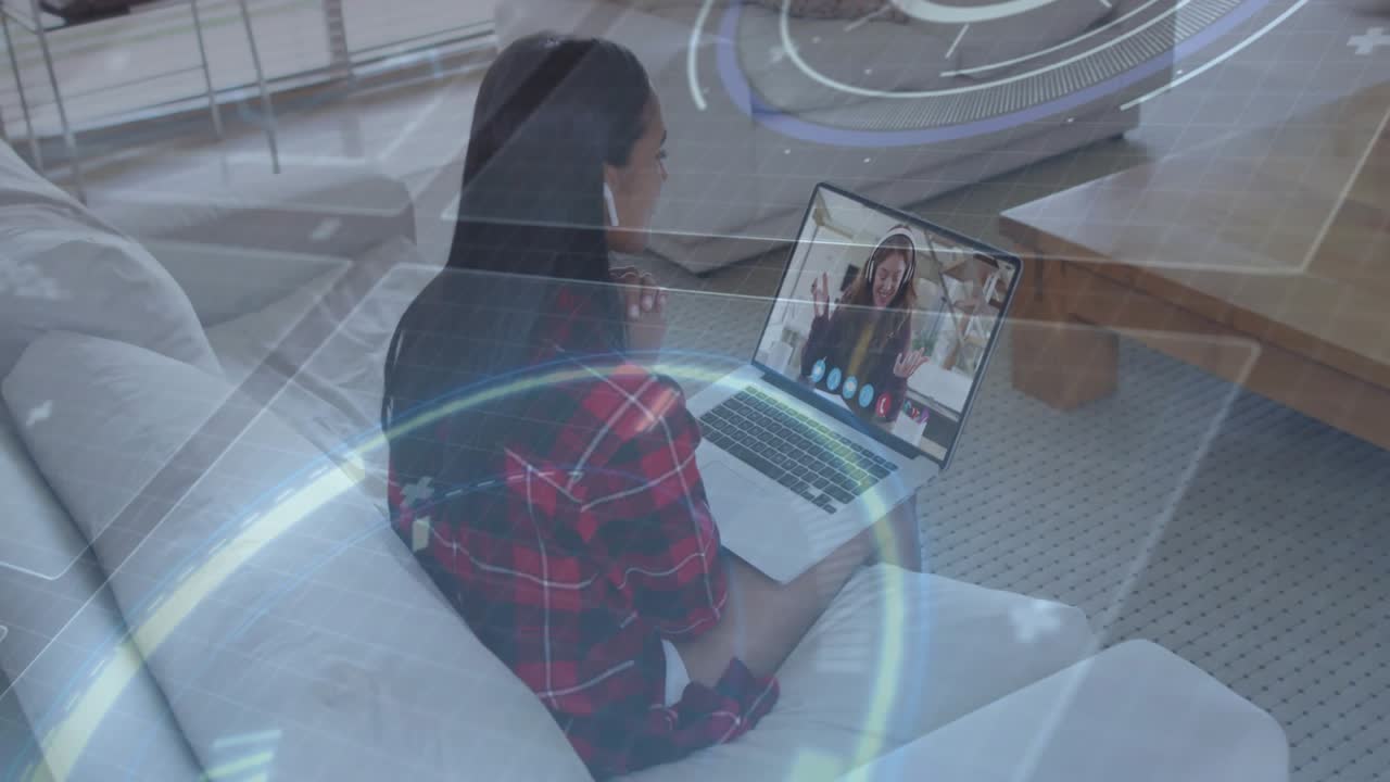 Donna seduta che posiziona il laptop, connettendosi con un collega in una videochiamata tecnica, mentre sovrapposizioni AR annotano lo schermo.